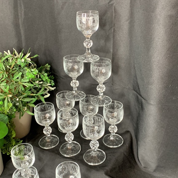 Set of 12 vintage embossed / etched glass cordial glasses - Picture 2 of 12